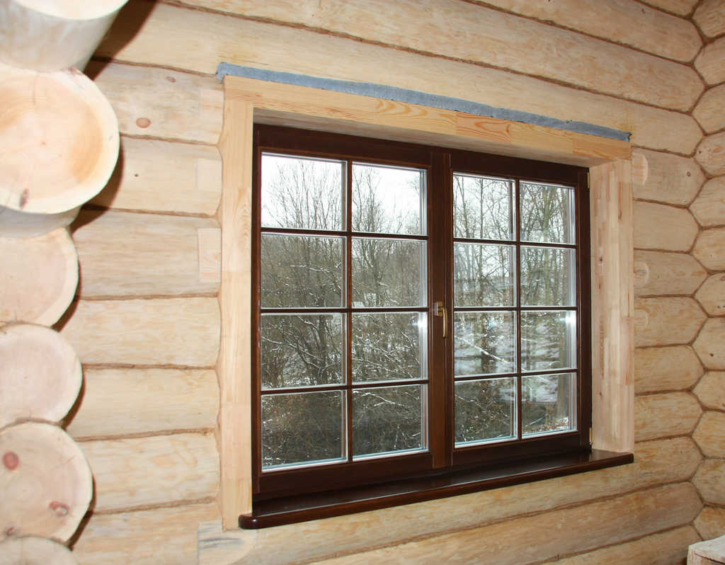 Пластиковое окно в деревянном доме